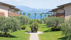 Ein Weg, der zu einem Gebäude mit Blick auf das Meer und die Berge führt.