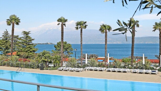 Ein Pool mit Blick auf das Meer und die Berge.