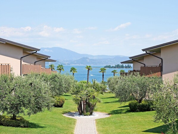 Property grounds - Cosy apartment for 5 guests with pool, WIFI, A/C, TV, terrace and pets allowed (Manerba Del Garda)