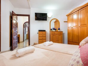 1 bedroom, iron/ironing board, internet, bed sheets - Great 'San Marino' Terrace & Pool (Los Cristianos)