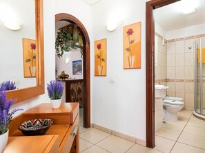 Badewanne, Haartrockner, Handtücher