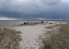 Tæt på stranden, liggestole, badehåndklæder