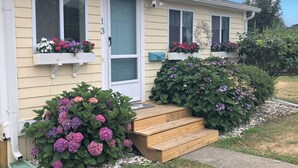 Unclassified image, 4 of 29, button - Seaside Cottage Steps to Beach/Close to Ferry to Martha's Vineyard & Nantucket (Fairhaven)