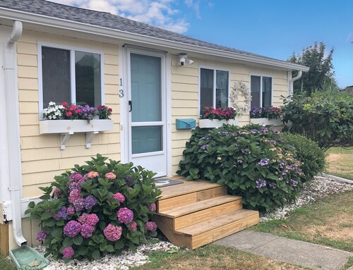 Seaside Cottage Steps to Beach/Close to Ferry to Martha's Vineyard & Nantucket