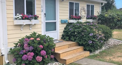 Seaside Cottage Steps to Beach/Close to Ferry to Martha's Vineyard & Nantucket