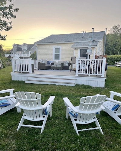 Seaside Cottage Steps to Beach/Close to Ferry to Martha's Vineyard & Nantucket