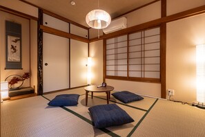 Interior - Tsukiyume-kan (Osaka)