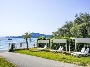 Terrace/patio - Beautiful apartment for 4 people with WIFI, A/C, pool, TV, terrace and pets allowed (Manerba Del Garda)