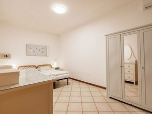 2 bedrooms, travel cot, free WiFi, bed sheets - Cosy apartment for 6 guests with WIFI, A/C, pool, TV, terrace and pets allowed (Pieve Vecchia)