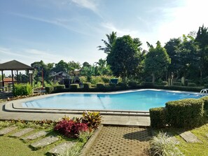 Una piscina al aire libre
