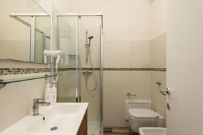 Chuveiro, secador de cabelo, toalhas de banho