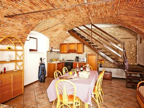 Dining - Nice apartment for 6 guests with A/C, pool, WIFI, TV, patio and pets allowed (Salò)