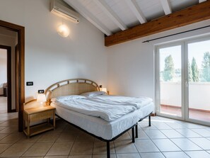 1 bedroom, travel cot, free WiFi, bed sheets - Lovely apartment for 4 people with pool, WIFI, A/C, TV, balcony, pets allowed and panoramic view (Salò)