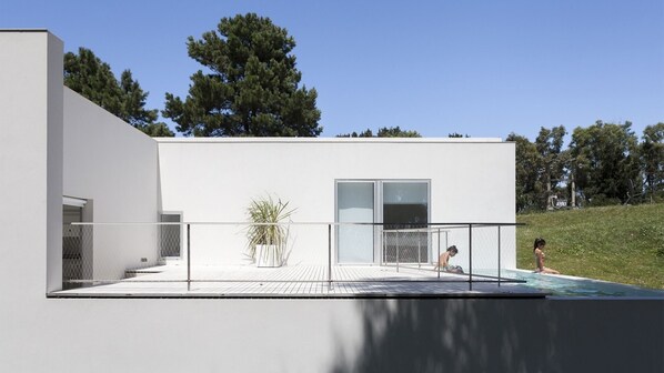 المنطقة المحيطة بالمنشأة