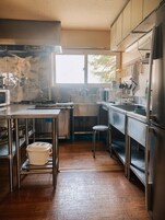 Comfort Chalet | Shared kitchen | Shared fridge, microwave, stovetop, electric kettle