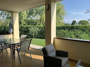 Outdoor dining - Beautiful apartment for 6 guests with WIFI, A/C, pool, TV, terrace and pets allowed (Moniga Del Garda)