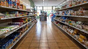 Un rayon d’épicerie où les étagères sont remplies de boissons, de collations et de produits emballés.