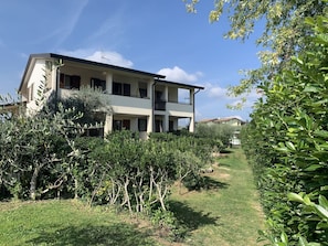 Exterior - Beautiful apartment for 6 guests with WIFI, A/C, pool, TV, terrace and pets allowed (Moniga Del Garda)