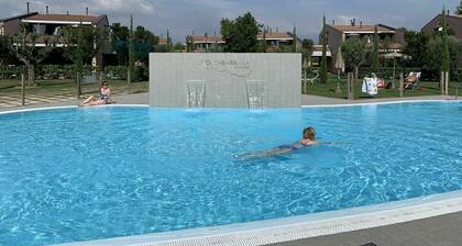 Bel appartement avec climatisation, piscine, WIFI, TV, balcon, animaux admis et parking