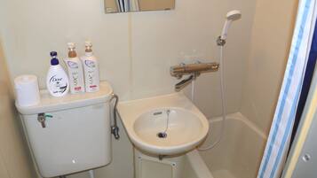 401 | Bathroom | Combined shower/bathtub, free toiletries, hair dryer, slippers
