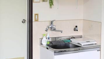 401 | Private kitchenette | Mini-fridge, microwave, stovetop, electric kettle