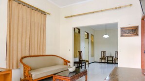 Lobby sitting area - SPOT ON 2875 Madani Family Residence Syariah (Malang)