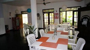 Desayuno a la carta todos los días (con cargo) 