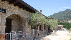A stone building with an arched doorway and a sign reading "La Tortufia". - Lovely apartment for 4 people with WIFI, pool, TV, patio and pets allowed (Pieve)