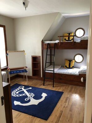 4 bedrooms, iron/ironing board, WiFi, bed sheets - Charming English Tudor (Sedalia)