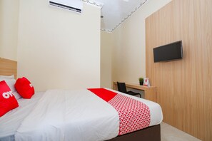 Desk, free WiFi, bed sheets - OYO 2856 Wisma Fortuna Syariah (Surakarta)