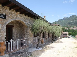 Un edificio de piedra con un arco de entrada y un letrero que dice 'La Tortufia'.