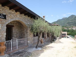 A stone building with an arched doorway and a sign reading "La Tortufia". - Cosy apartment for 6 guests with WIFI, pool, TV, patio, pets allowed and panoramic view (Pieve)