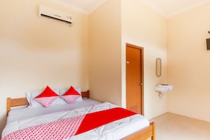 Standard Double Room | Free WiFi, bed sheets - OYO 2471 Swarna Raya (Bayah)