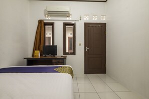 Double Room | Free WiFi, bed sheets - SPOT ON 2805 Oryza Place Syariah (Karangtengah)