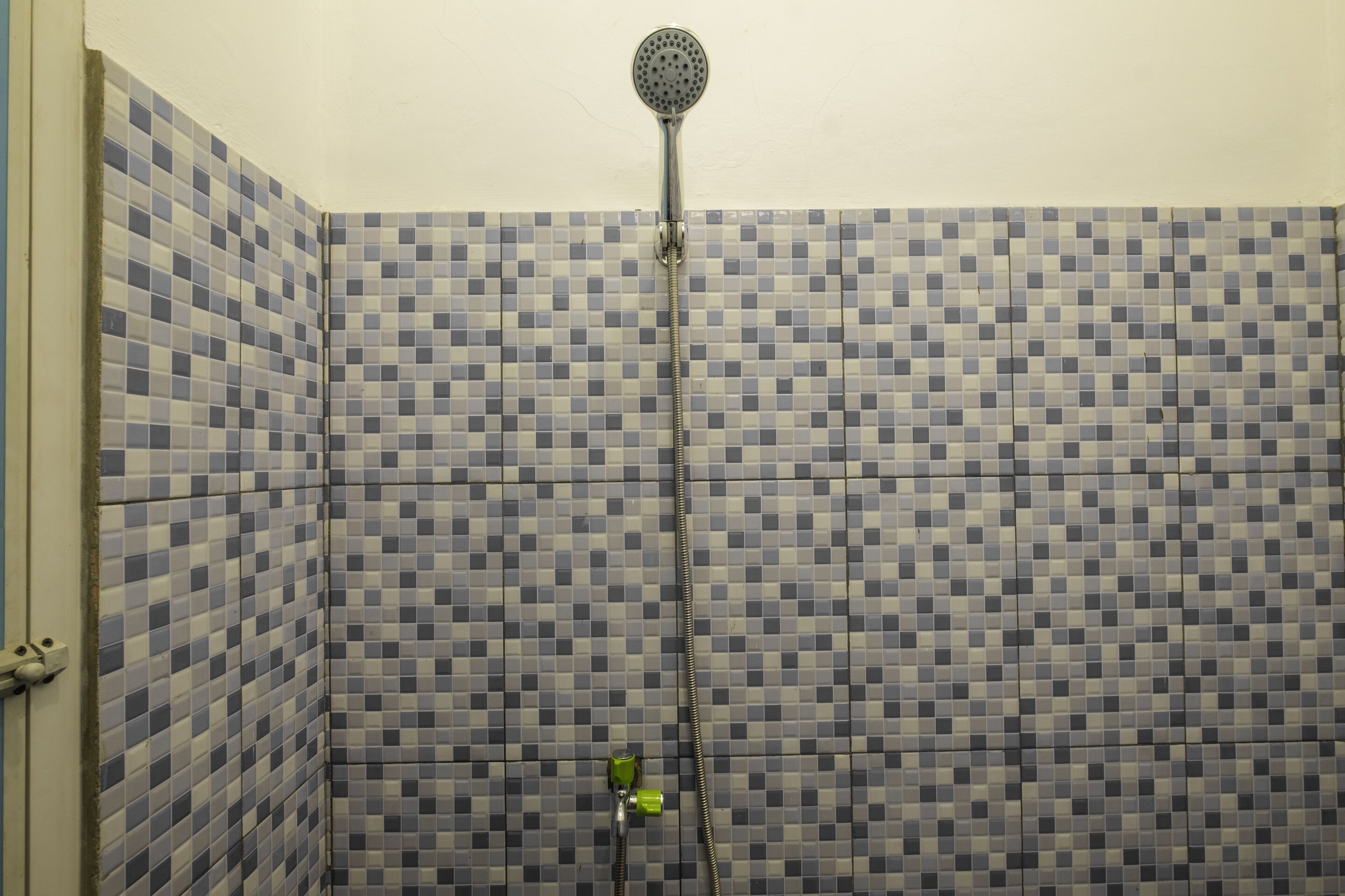 Kamar Single Basic | Kamar mandi | Shower dan handuk