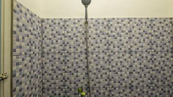 Kamar Single Basic | Kamar mandi | Shower dan handuk