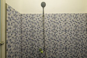 Habitación individual básica | Baño | Ducha y toallas