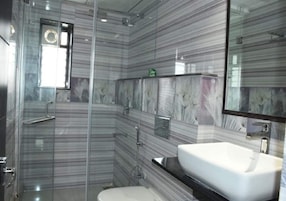 Ducha, artículos de tocador gratuitos, toallas