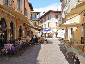 Outdoor dining - Cosy apartment for 5 guests with pool, A/C, WIFI, TV and terrace (Torri Del Benaco)