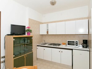 Mikrowelle, Toaster, Esstisch