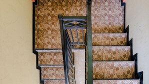 Una escalera con un diseño único de mosaicos.