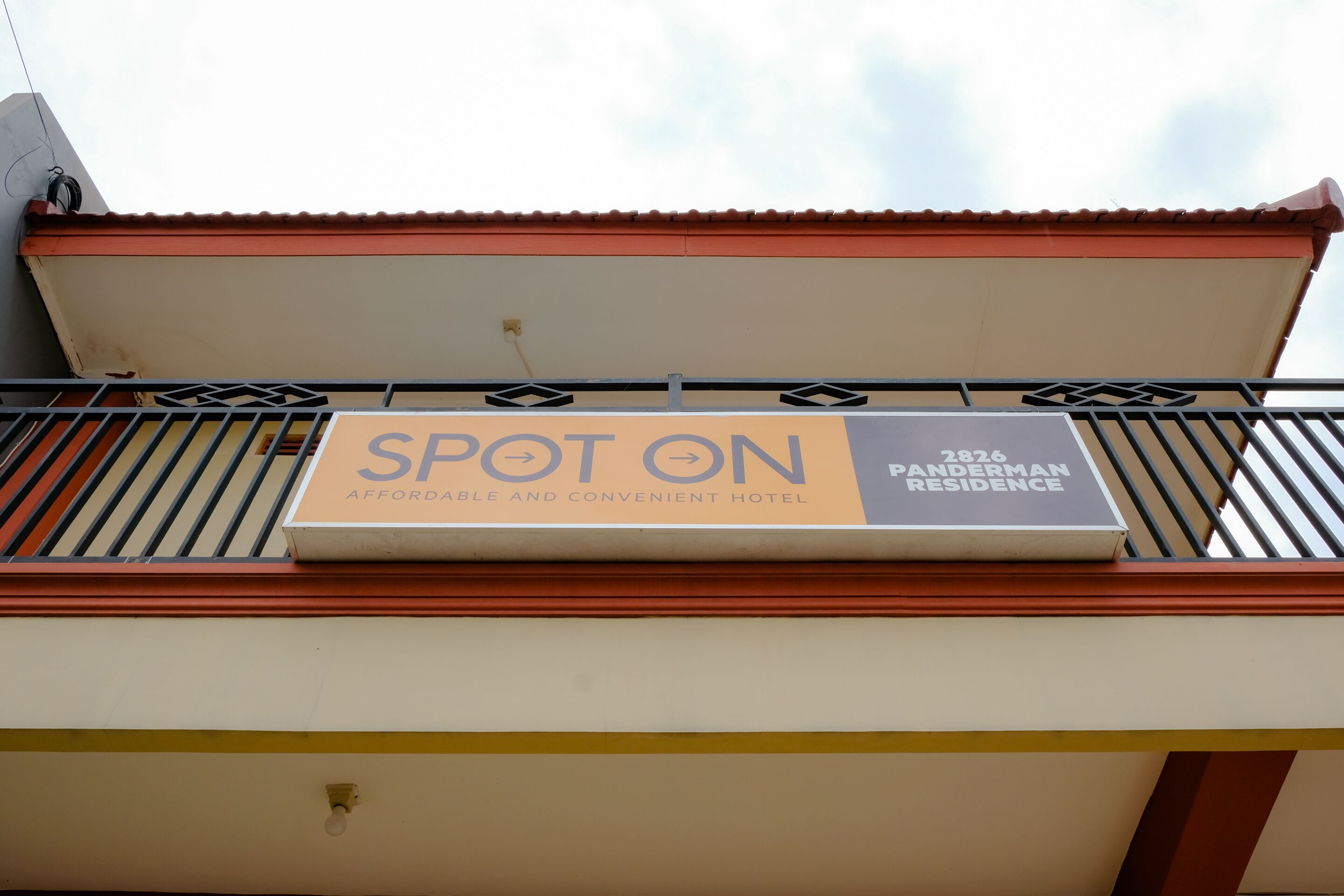 Schild für das Spot On Hotel, günstig und praktisch gelegen, in der Panderman Residence 2826.