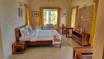 Family Suite | Desk, laptop workspace, free WiFi, bed sheets