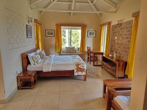 Escritorio, espacio para trabajar con laptop y wifi gratis 