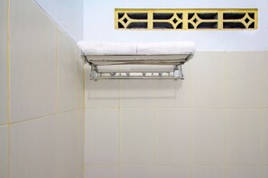 Habitación económica doble | Baño | Toallas y jabón