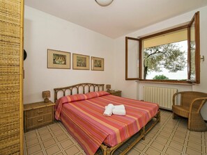 2 bedrooms, travel cot, free WiFi, bed sheets