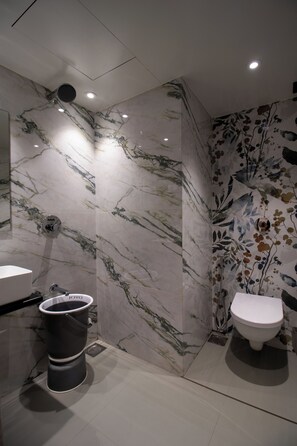 Dobbeltrom – superior | Bad | Dusj, toalettartikler (inkludert), håndklær og såpe