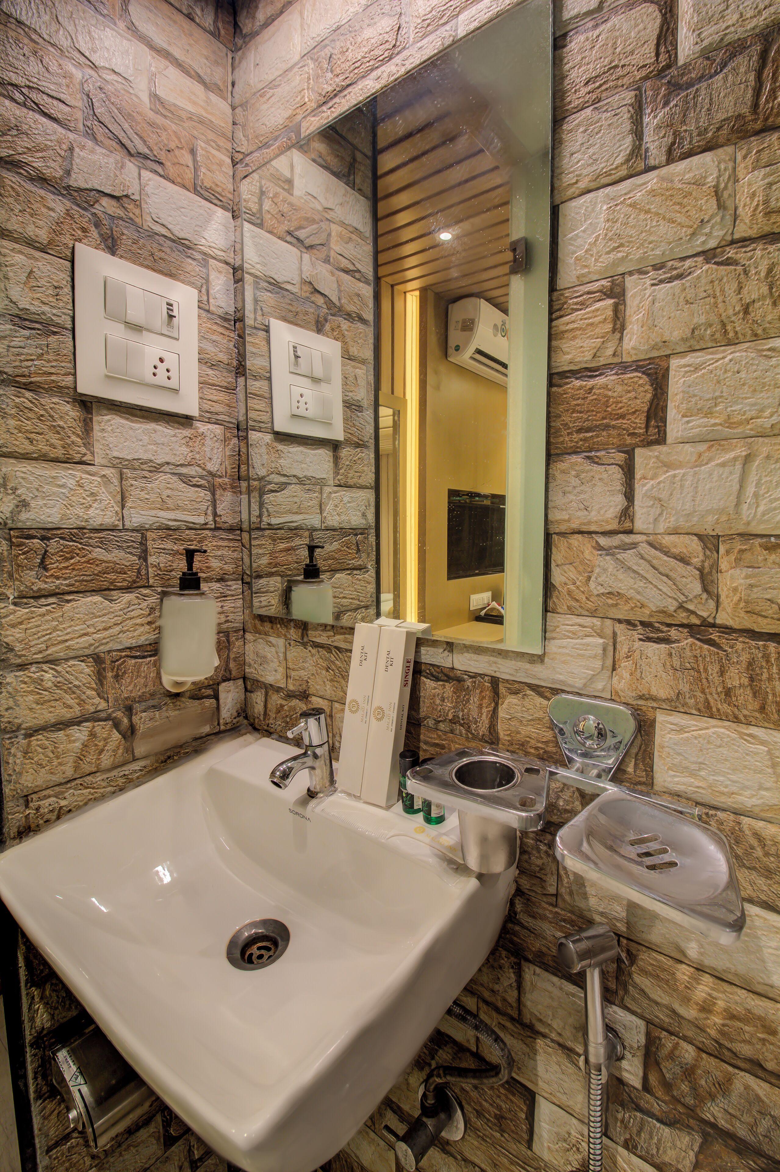 Foto - Hotel Malad Inn opposite Malad Railway Station