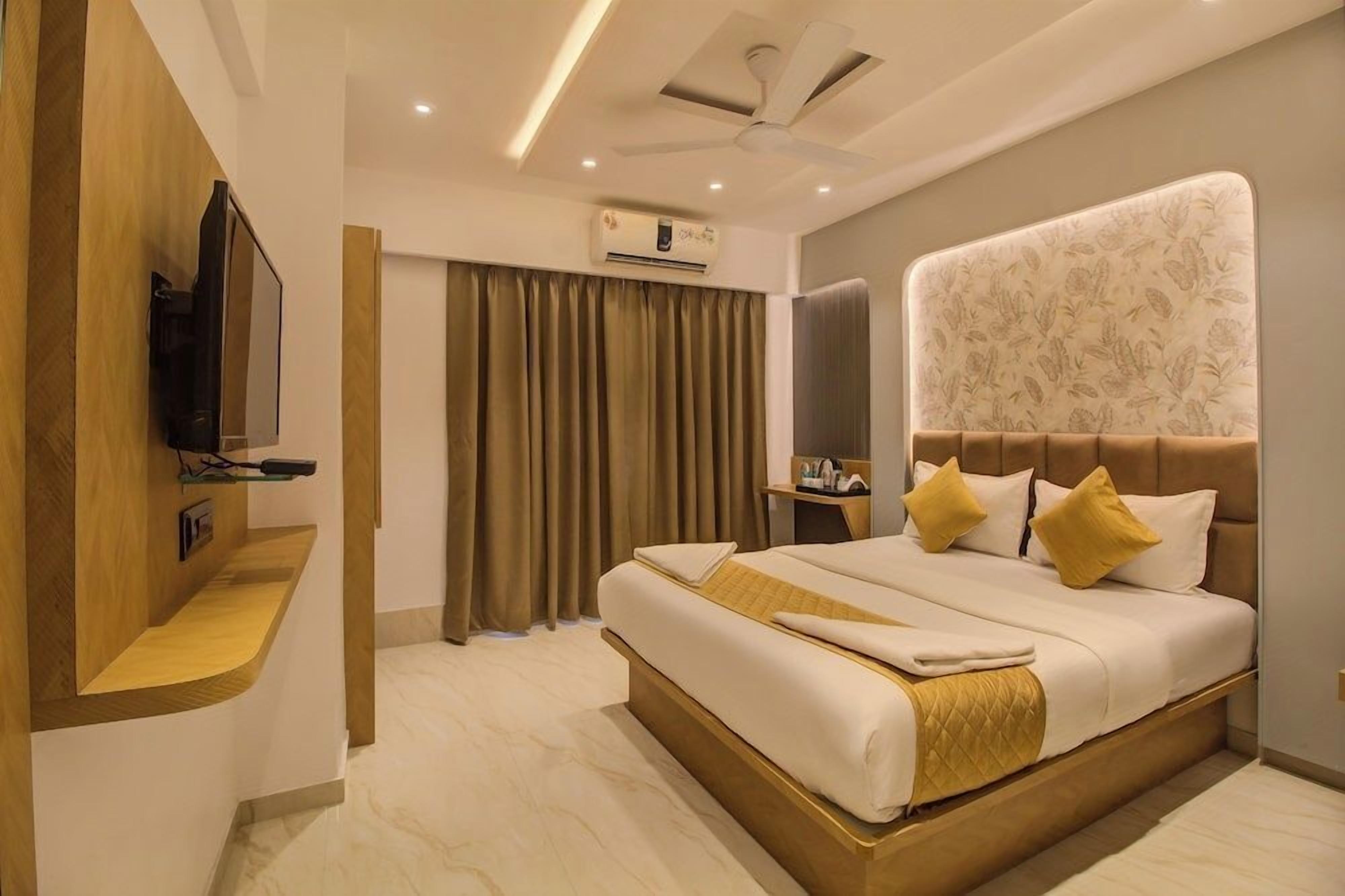 Egyptian cotton sheets, premium bedding, desk, free WiFi