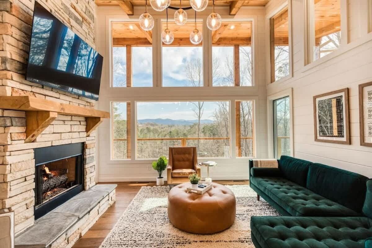 Smart-tv, een open haard en een tafeltennistafel